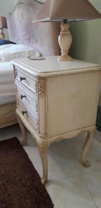 Mesa de cabeceira antiga
