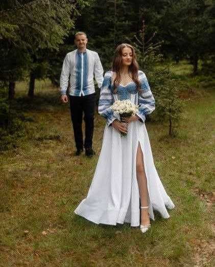 Сукня корсетна на білій основі. Червоний, синій та чорний на білому.