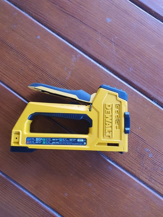 Степлер Dewalt multi-tacker.
