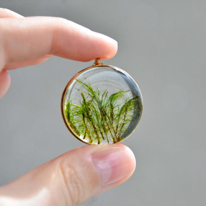 Wisiorek okrągły z mchem - kolor złoty