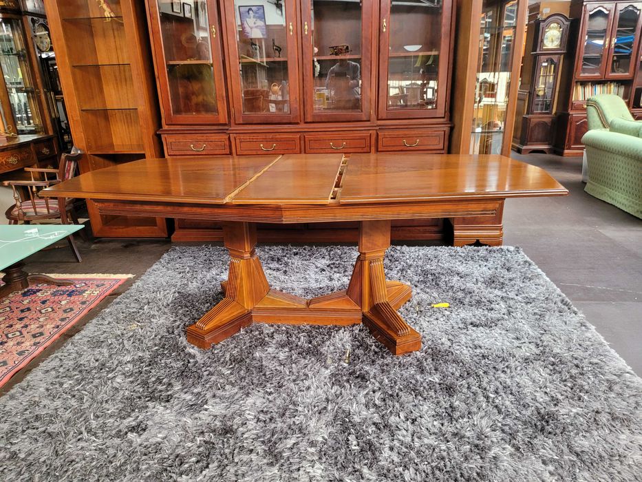 Wooden table – excellent condition – extendable – table only, chairs sold separately64584264358273123