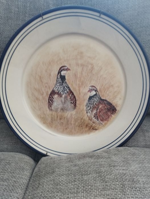 2 pratos de decoração com motivos de caça