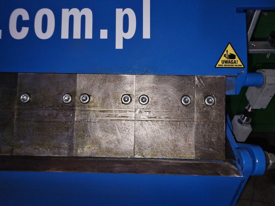 Viradeira com lamina fracionada e guilhotina