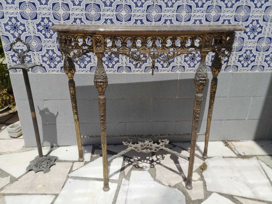 Aparador antigo em latão e suporte utensílios lareira