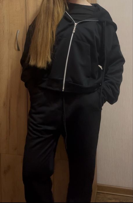 Чорний спортивний костюм.