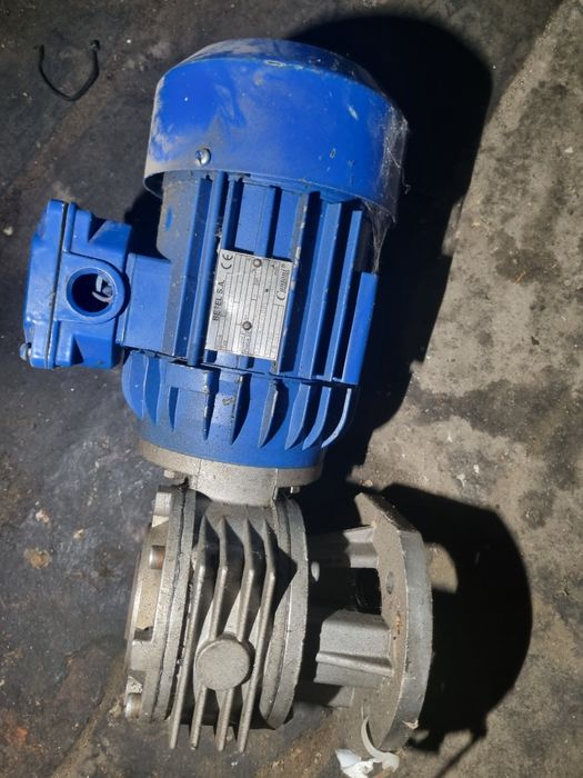 Silnik elektryczny Z przekładnia Besel  SKH 71-2A2 0,37kw