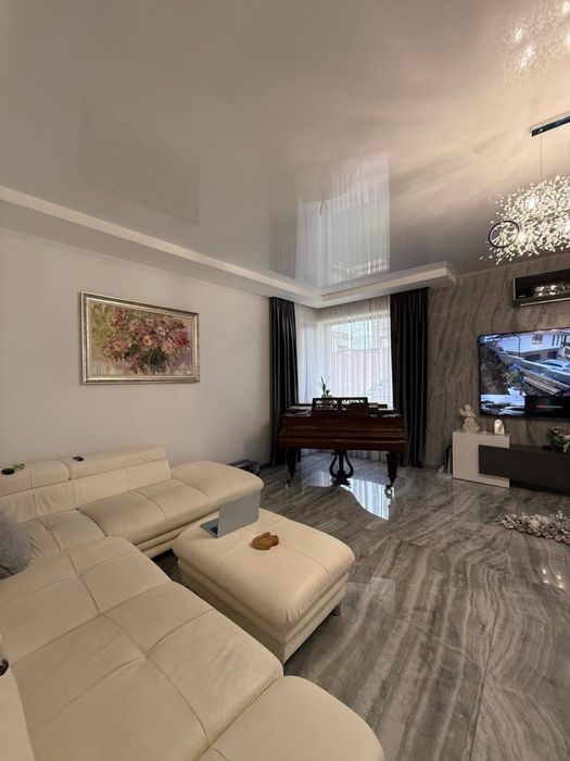 Продаж будинку з басейном та видом