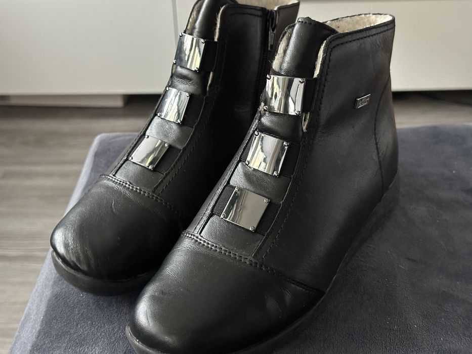 Damskie skorzane botki Rieker ocieplane owczą wełną.