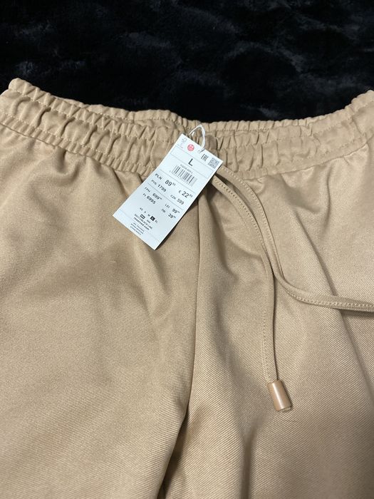 Spodnie bezowe dresowe reserwed bardzo wygodne.