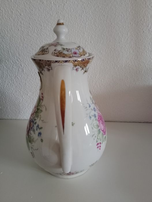 Pote Decorativo e Bule de Chá em Porcelana