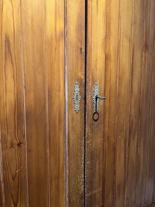 Armário Alto Antigo em Madeira