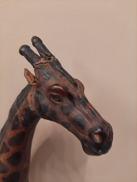 Żyrafa wykonana ze skóry