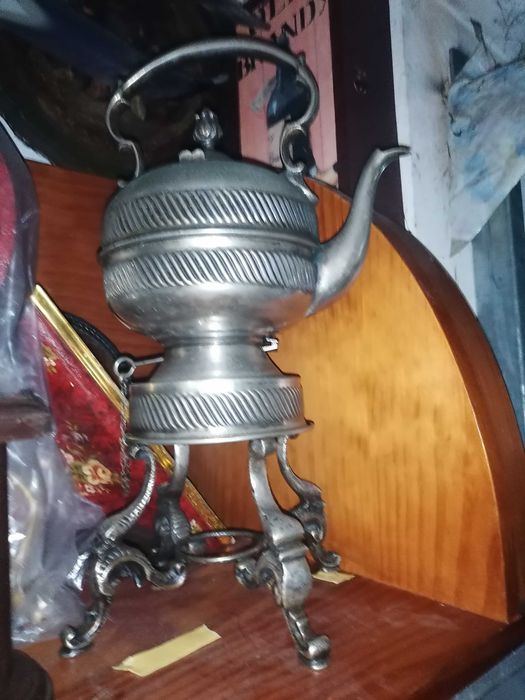 Moinho café antigo e chaleirea antiga tradicional de vela