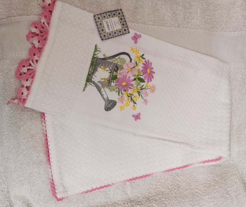 Panos com bordado e crochet