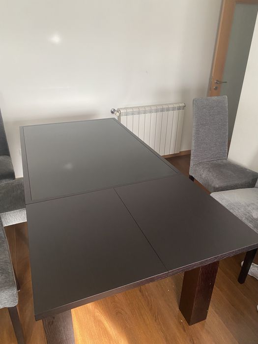 Mesa de jantar preta com vidro