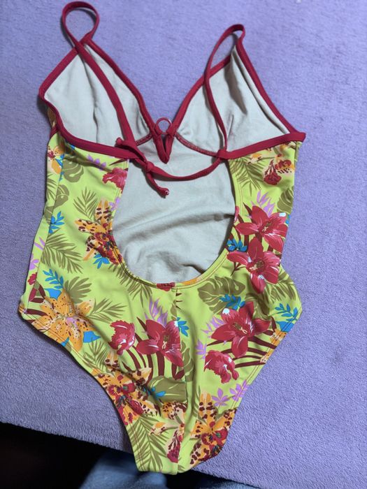 Fato de banho, vestidos  e bermuda