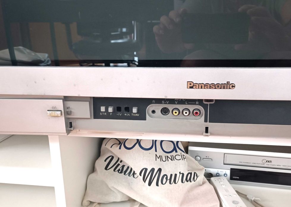 Televisão Panasonic Quintrix TX-32PS11F antiga