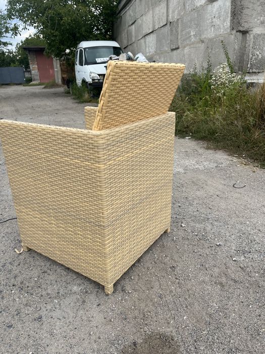 Крісла зі штучного ротангу