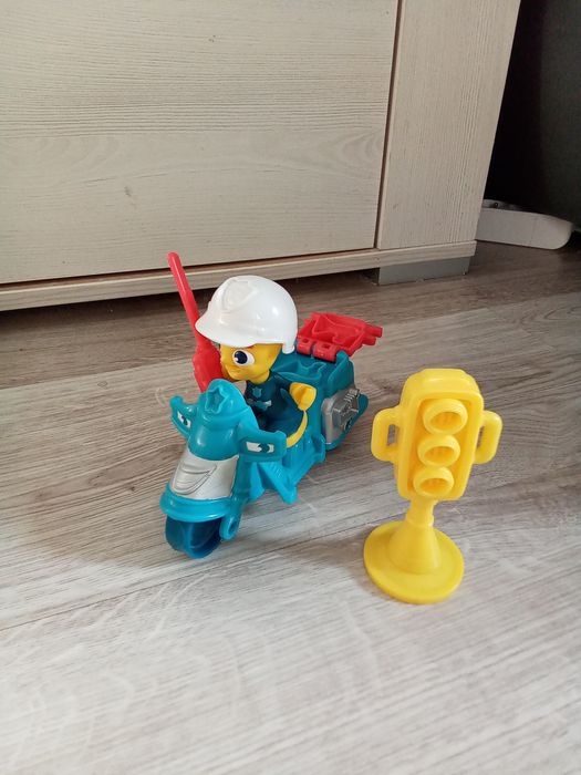 Radiowóz play-doh ciastolina zabawka kreatywna policjant