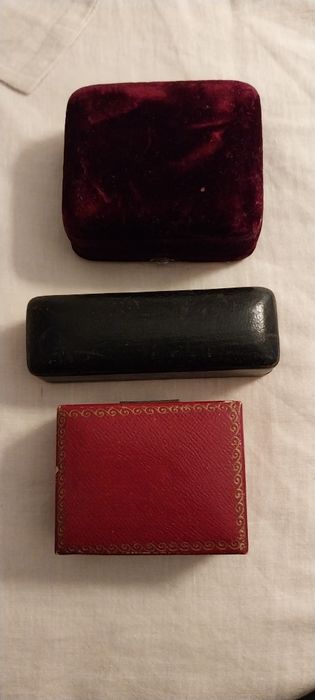 Caixas de pele e veludo para guardar brincos e joias