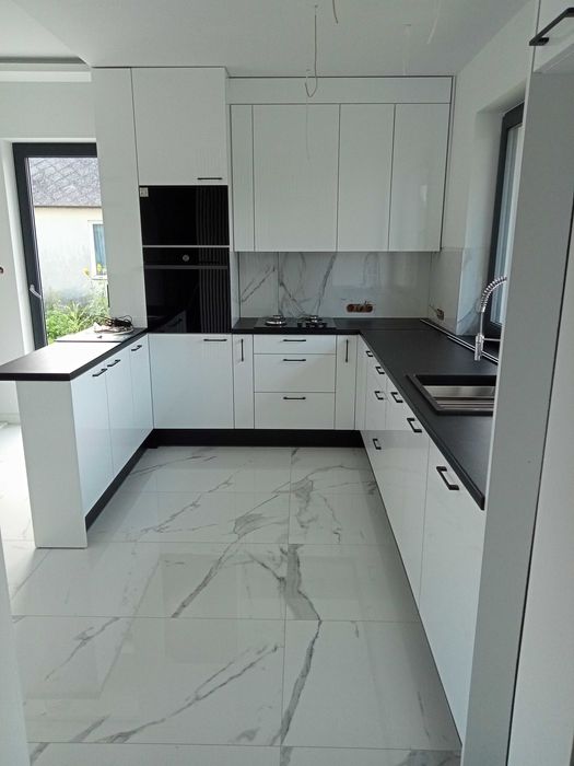 Meble na wymiar/Montaż mebli modułowych