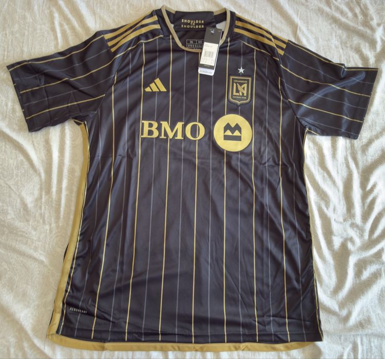 Camisolas de diversos clubes e seleções