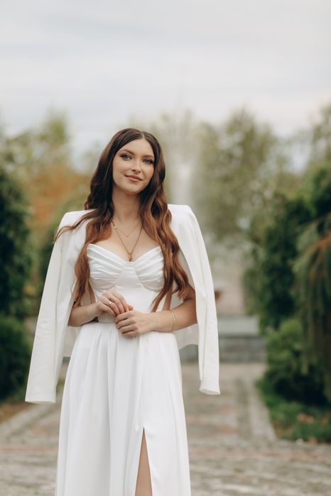 Весільна святкова біла довга сукня