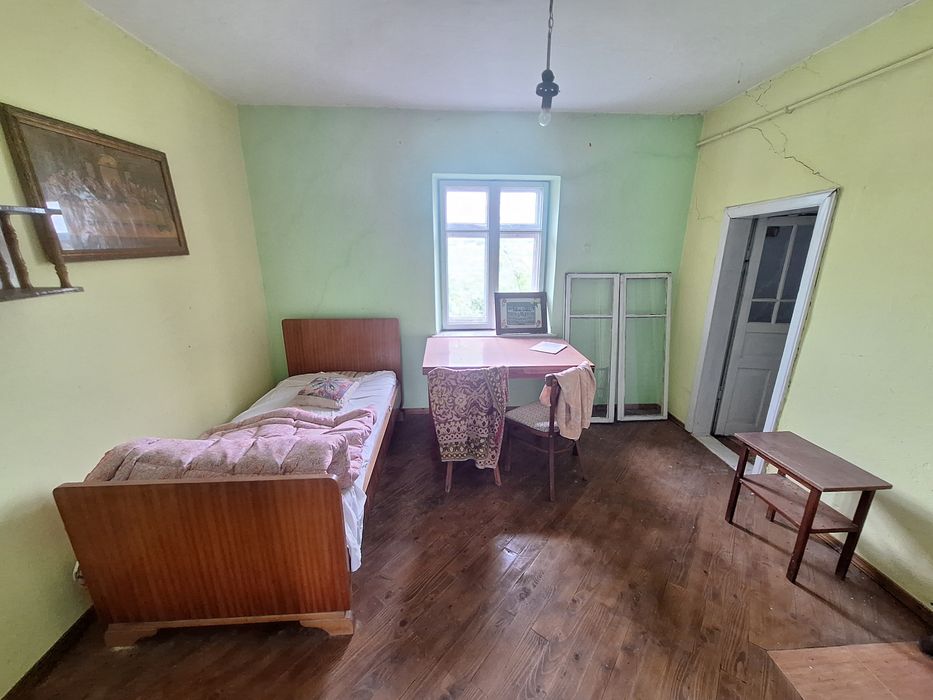 Будинок з прибудовами  на березі річки Дністер