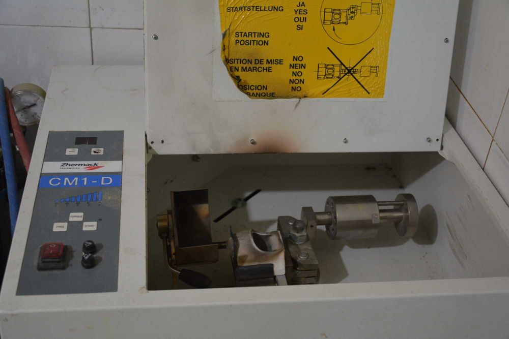 Equipamento de laboratório em boas condições