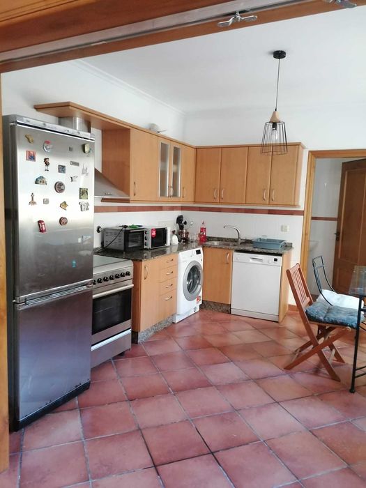 Estúdio com quarto/sala e cozinha e wc em r/c de moradia