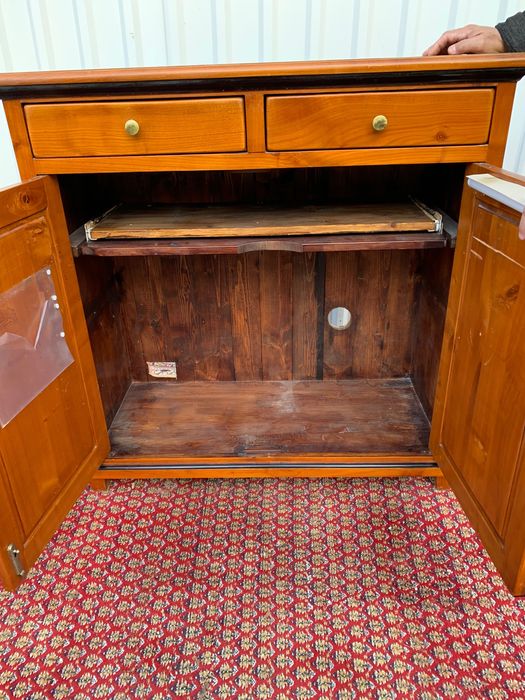 Mała ładna komoda .