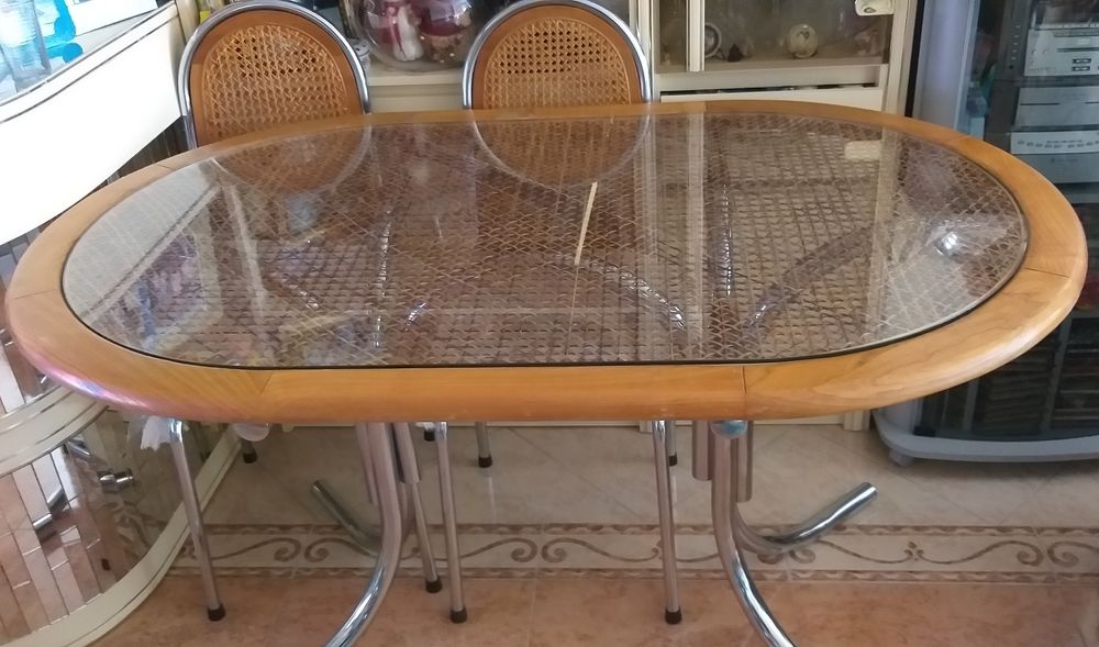 Mesa oval e cadeiras em palhinha
