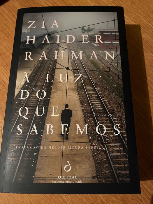 À Luz do que sabemos    ZIA HAIDER RAHMAN