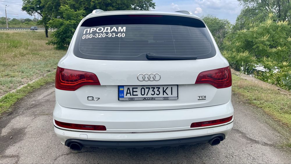 Автомобиль AUDI Q7