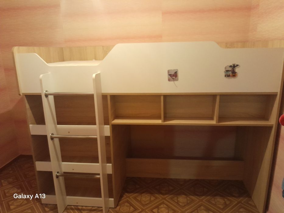Продам децкую кровать плюс письменный стол и  компьютерныей стул
