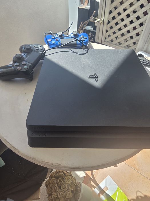 PS4 Slim 500GB + 2 Comandos (Preto e Azul)