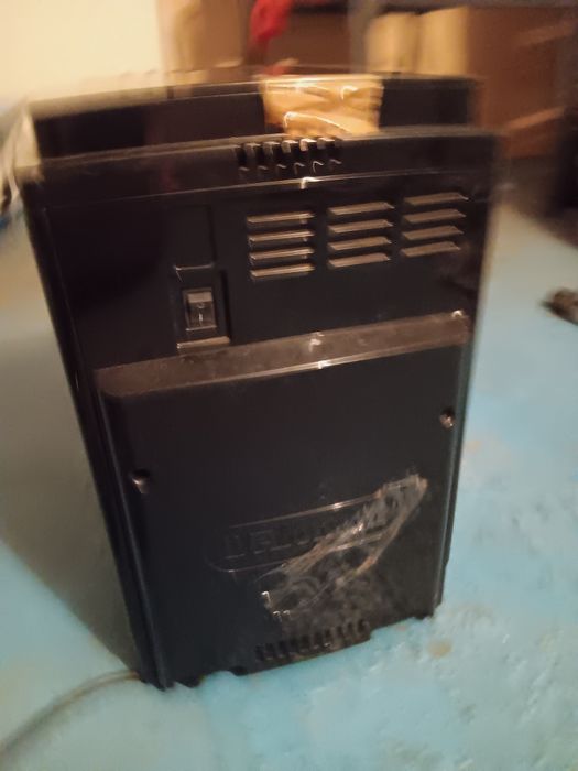 Máquina de café DELONGHI expresso automática a funcionar /CHAVES