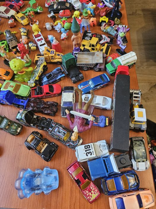 Zabawki kinder, hot wheels