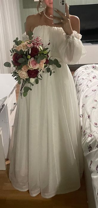 Suknia ślubna ecru.