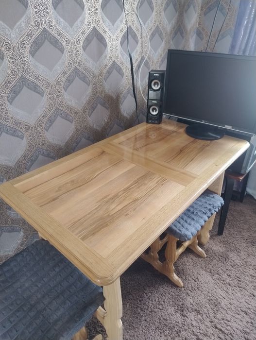 Стіл з натурального дерева ручної роботи