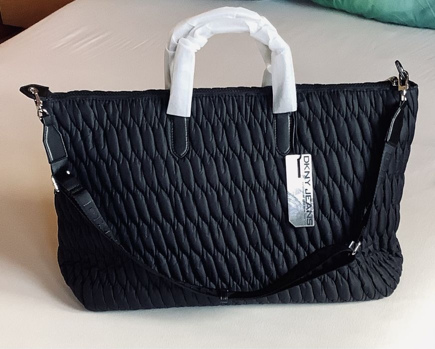Duża torba/shopper DKNY rozpinana po bokach, czarna, tloczona, ze srebrnymi okuciami, 38 x 27 x 17 cm.