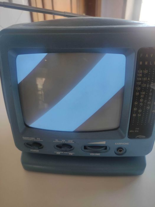 Televisão portátil preto branco