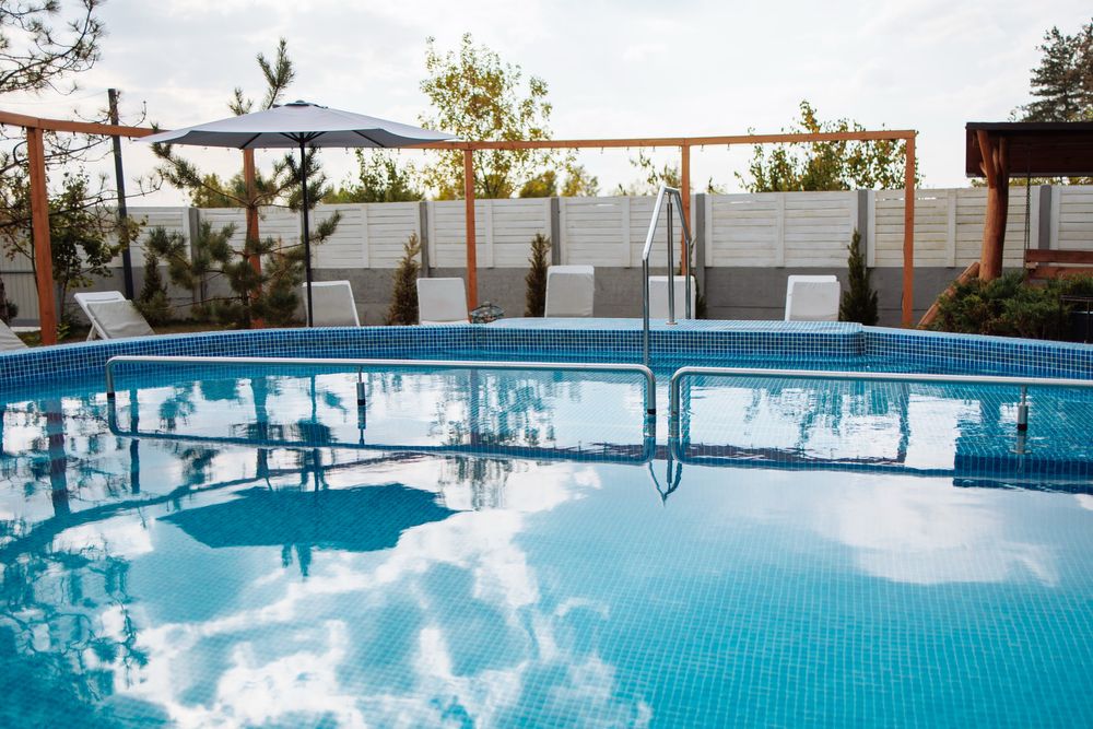 Подобова оренда великого будинку за містом з басейном з підігрівом