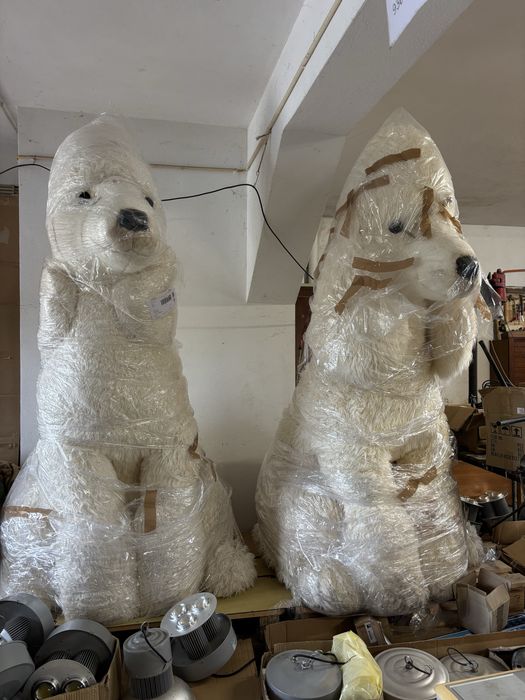 Cão gigante de peluche branco