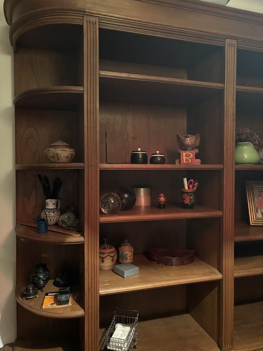 Móvel de sala / estante em madeira – grande e elegante