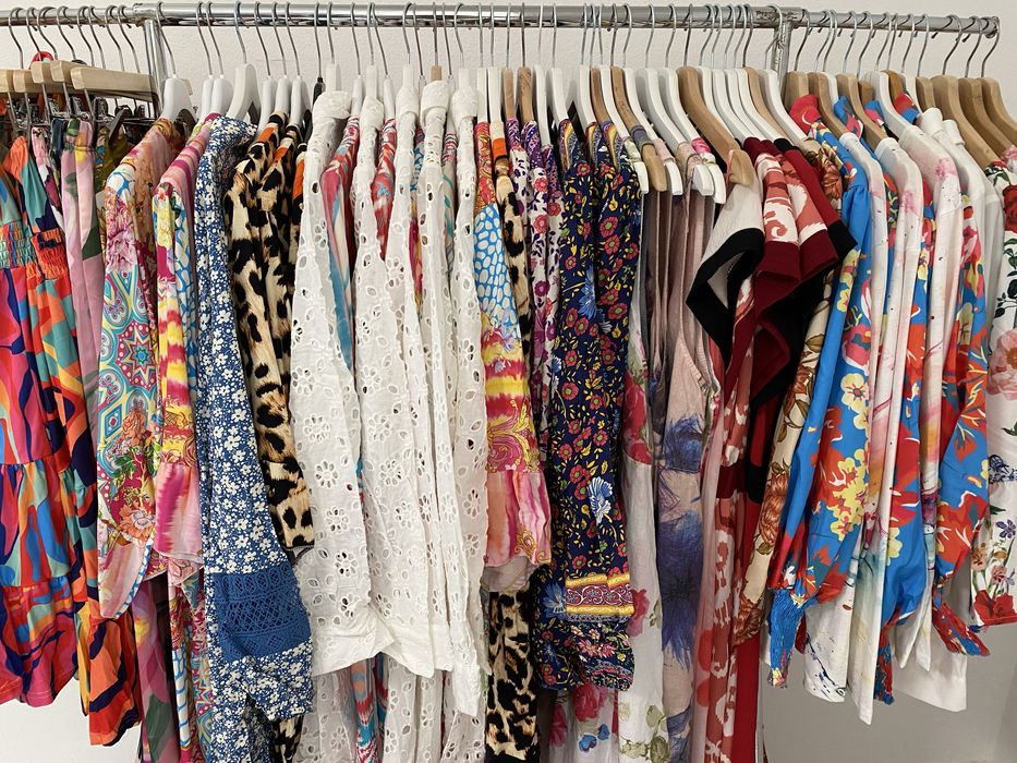 Lote de 350 peças roupa e malas para senhora