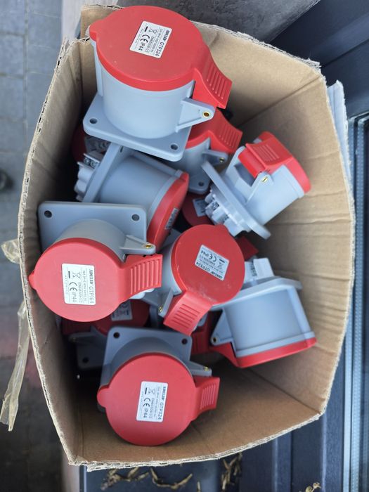 Sprzedam 7szt 32A+7szt 16A gniazd 400V 4P