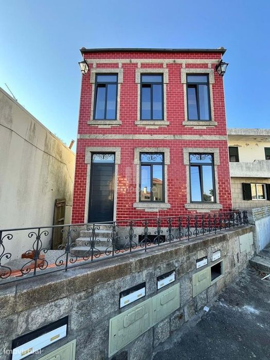T0+2 DUPLEX INVERTIDO em Edifício Novo com Fachada Tradicional Portugu
