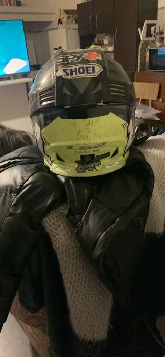 Vendo capacete LS2 com óculos e também dois pneus de mota