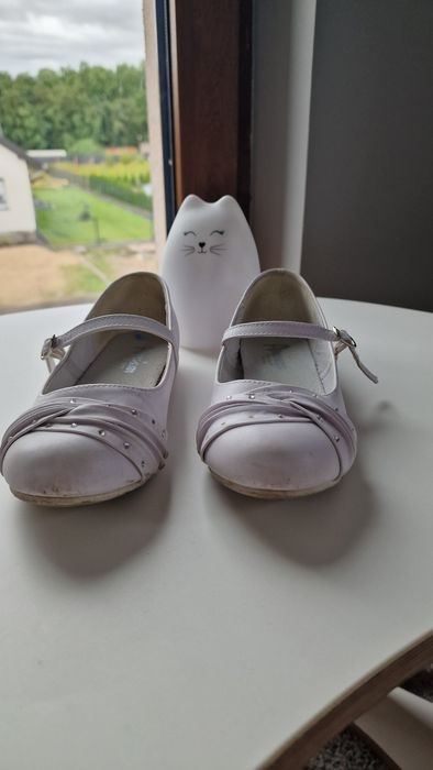 Buty komunijne białe.